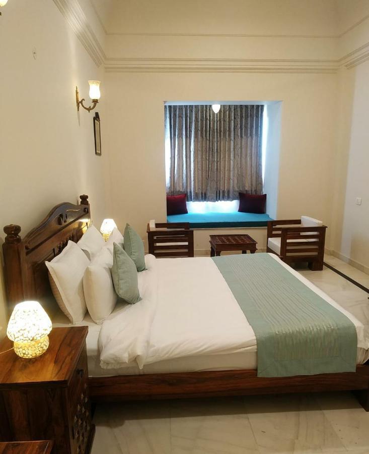 Hotel Raj Bagh Palace Джайпур Екстериор снимка