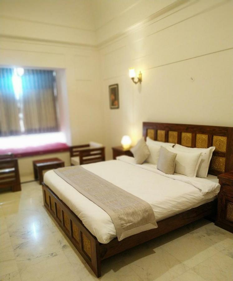 Hotel Raj Bagh Palace Джайпур Екстериор снимка