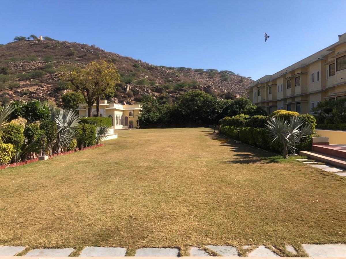 Hotel Raj Bagh Palace Джайпур Екстериор снимка