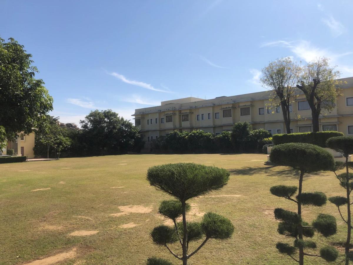 Hotel Raj Bagh Palace Джайпур Екстериор снимка
