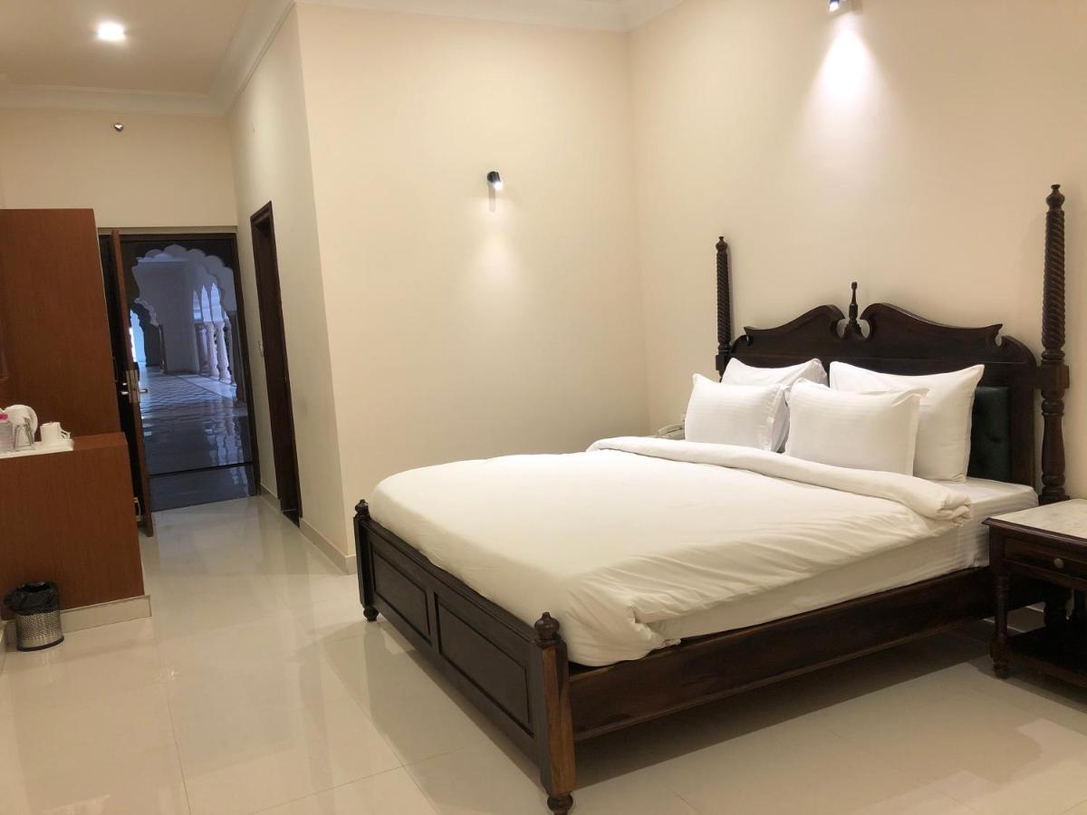 Hotel Raj Bagh Palace Джайпур Екстериор снимка