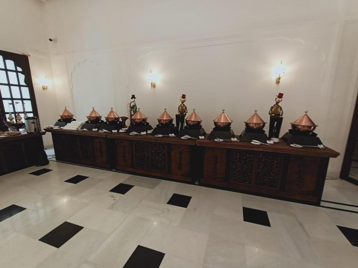 Hotel Raj Bagh Palace Джайпур Екстериор снимка